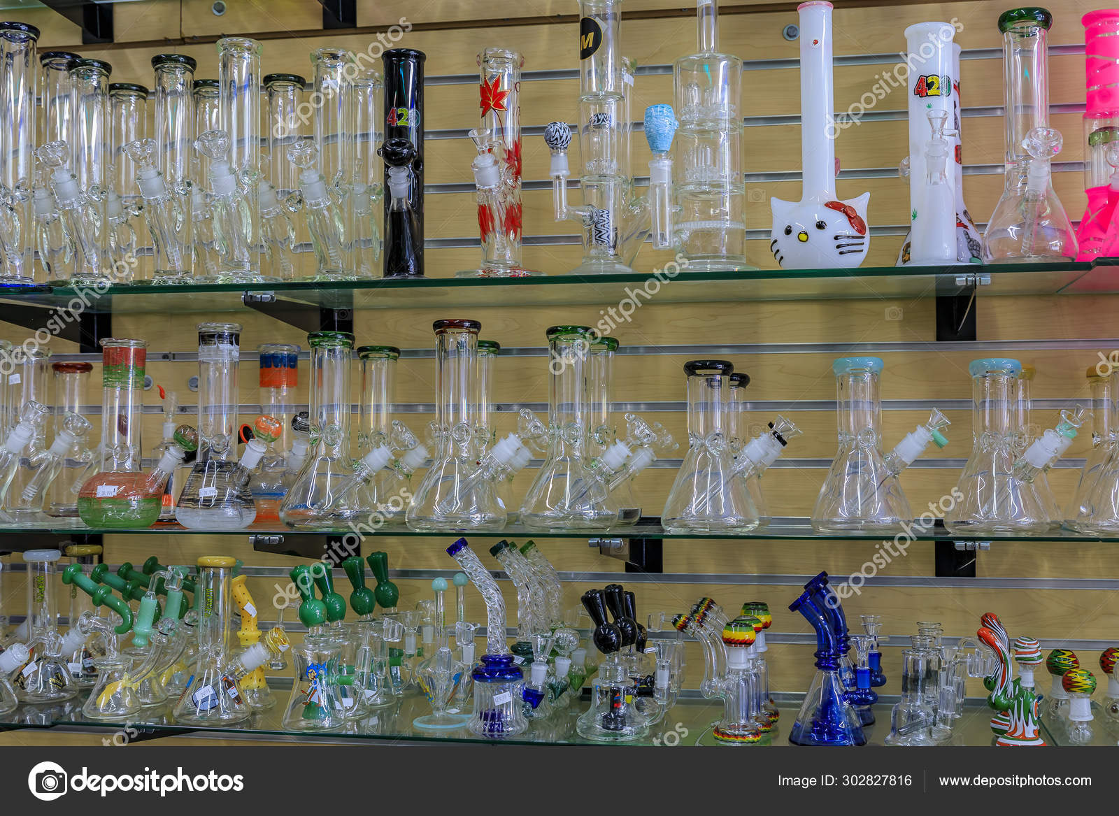 Glass bongs on display for smoking marijuana known as weed or pot in a  store in San Francisco famous Haight Ashbury – Stock Editorial Photo ©  SvetlanaSF #302827816